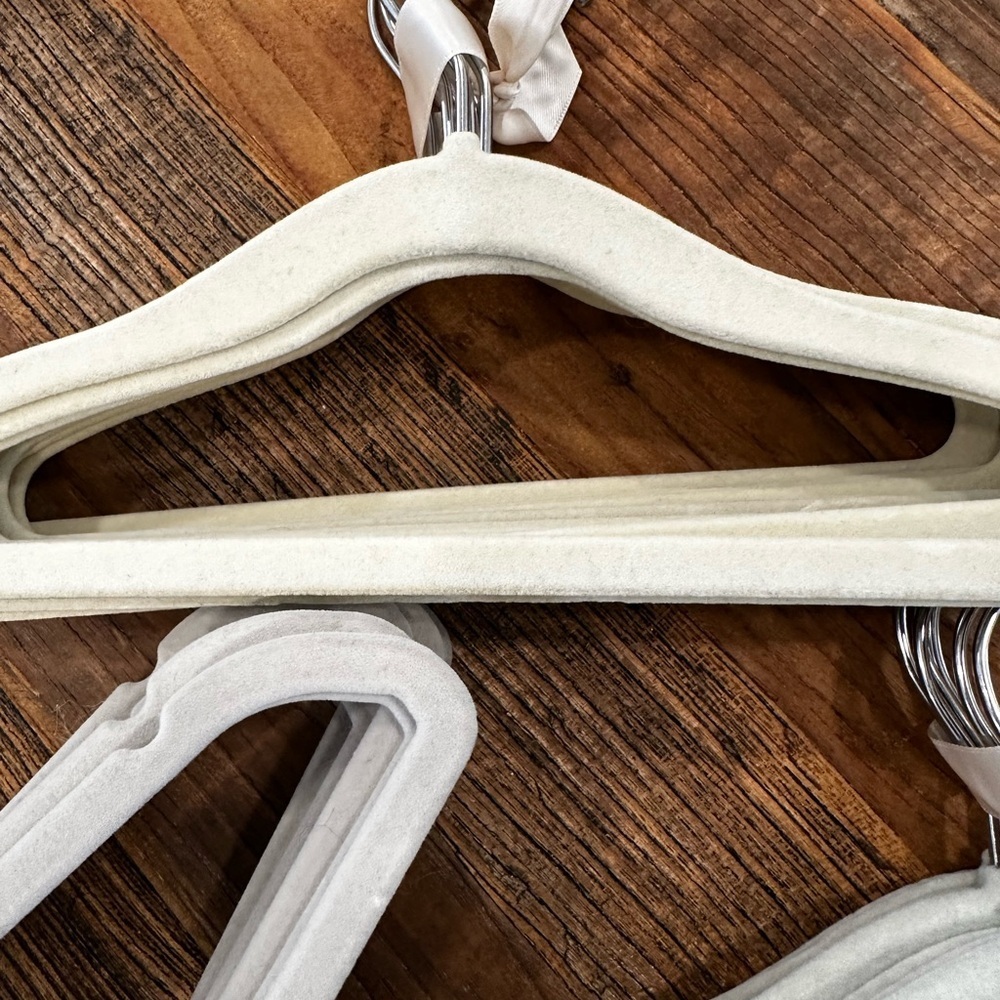 Non-Slip Velvet Clothes Hangers - Light Gray & Cream small - Picture 6 of 9
